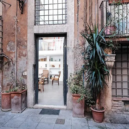 Ancient Trastevere Vespa Loft * روما